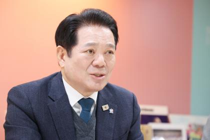 신문 인터뷰 이미지