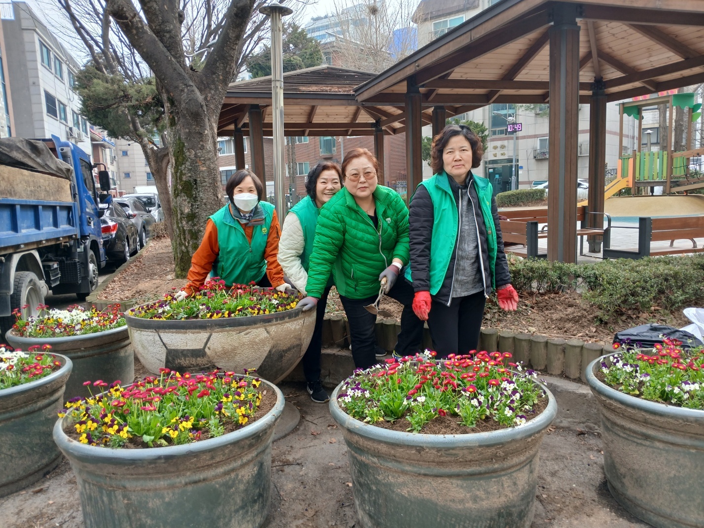 안양3동 새마을부녀회·바르게살기위원회 봄맞이 봄꽃 식재 이미지