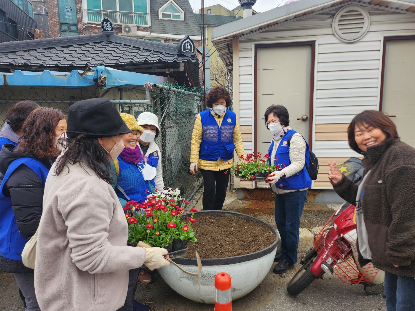 안양3동 새마을부녀회·바르게살기위원회 봄맞이 봄꽃 식재 이미지