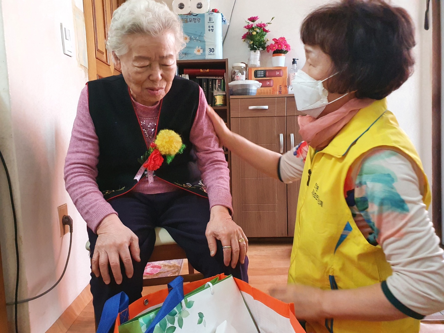 저소득 독거어르신 생신축하선물꾸러미 지원 이미지