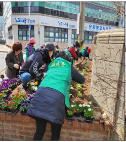 새마을부녀회, 공용화단 정비 및 봄꽃 식재 이미지