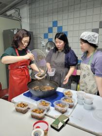 안양7동 지역사회보장협의체, 사랑과 정성이 담긴 밑반찬 전달 이미지