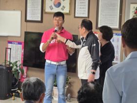 시 홍보대사 오! 만보기 이정용, 안양7동 메가트리아경로당 위문 공연 이미지