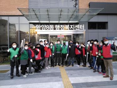 『위드 코로나 성공 위한 첫걸음』 안양8동 사회단체와 함께하는 새마을 대청소 실시 이미지
