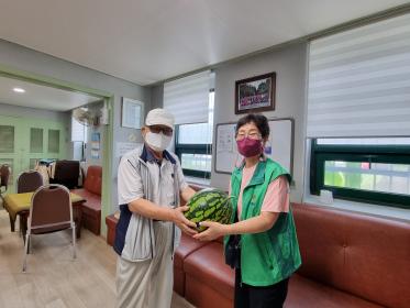 박달1동 새마을부녀회, 관내 경로당 수박 전달 이미지