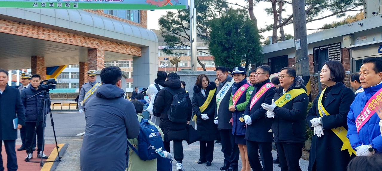 2025.12.02. 신안초교 교통안전캠페인 실시