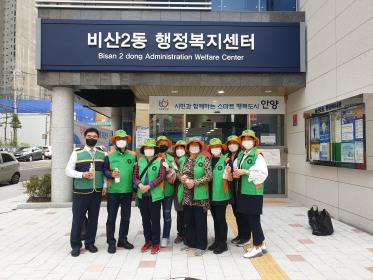 비산2동 자율방재단, "코로나19 확산방지를 위한 손소독제 배부 캠페인" 행사 전개 이미지
