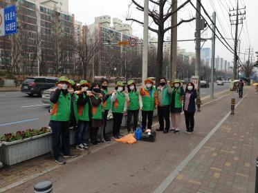 비산2동 자율방재단, 해빙기 관내시설물 점검 예찰활동 및 봄꽃 식재 이미지