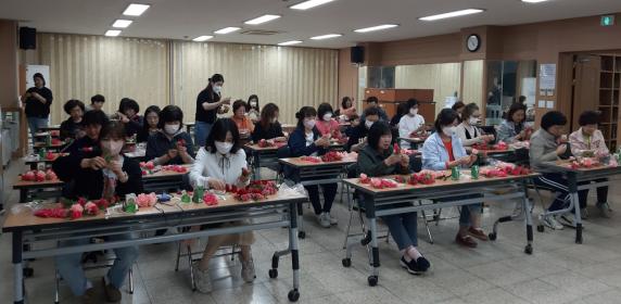 카네이션 만들기 봉사활동 이미지