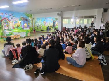「이야기 극장 톡톡」   '아픈 비밀 말해주기 약속해요' 이미지