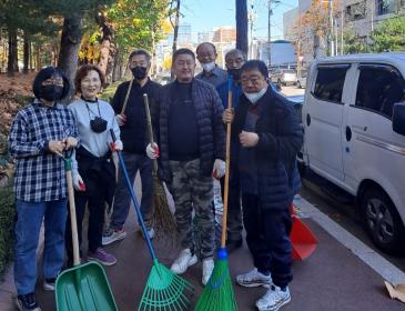 보행자 도로 ‘낙엽 수거’ 이미지