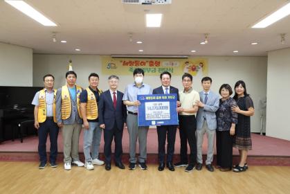 세쌍둥이 이웃돕기 성금 전달식 이미지