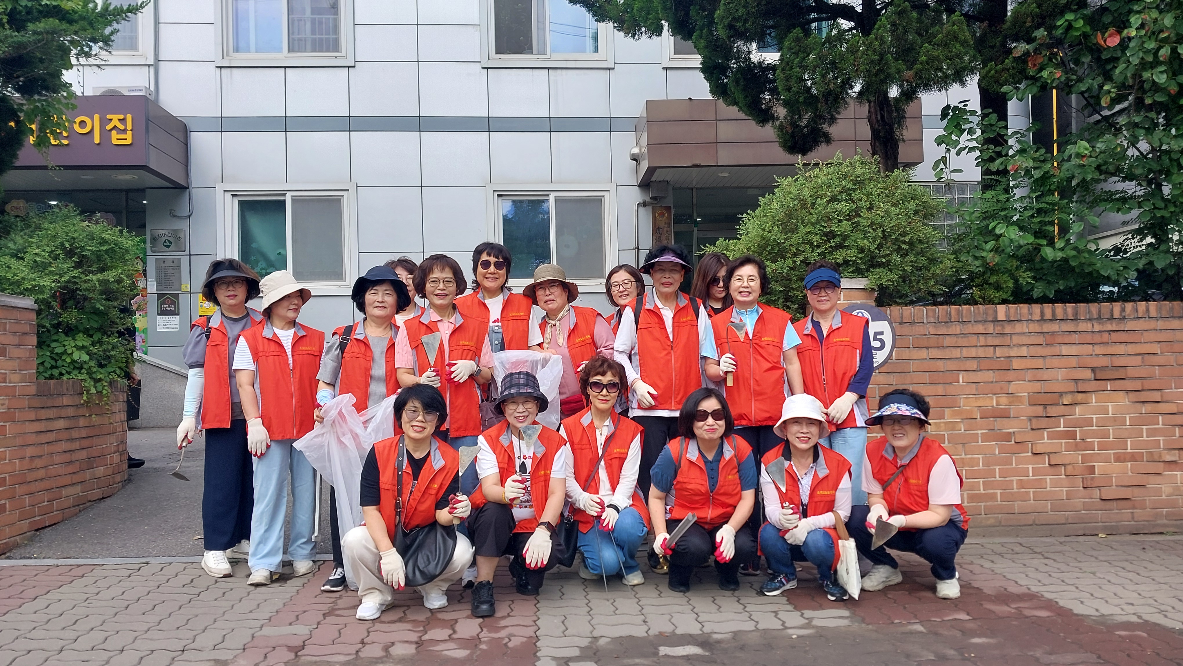 호계2동 통장협의회, 도로시설물 주변 잡초 제거 실시 이미지