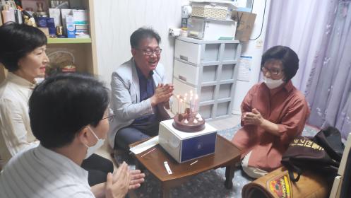 지역사회보장협의체, 독거어르신 생신축하 실시 이미지