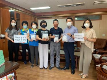 신기초등학교 마스크 안전줄 전달 이미지
