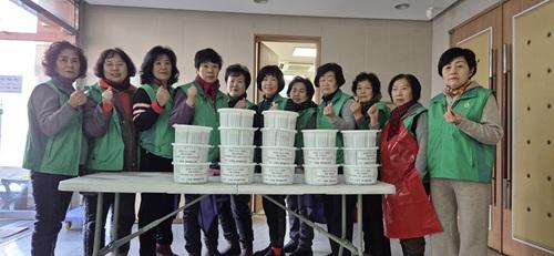 새마을 부녀회 이웃돕기 장조림 전달 이미지