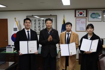 신규공무원 임용장 수여 이미지