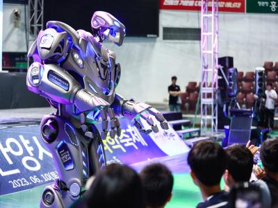 제20회 안양사이버과학축제 메인무대 로봇 이미지