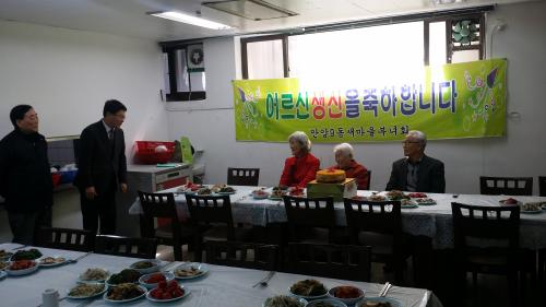 어르신 생신상 대접 이미지
