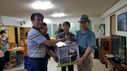 1사·1경로당 자매결연에 따른 물품 전달식(현대아파트경로당-관양시장상인회) 이미지