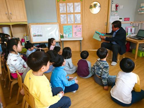 서조어린이집 동화책 읽어주기 사업 이미지
