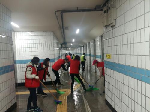 안양일번가 지하보도 물청소 이미지