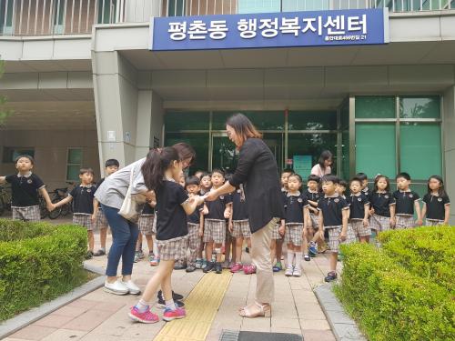 평촌동 제니스키즈 어린이집, 이웃돕기 성금 기탁 이미지