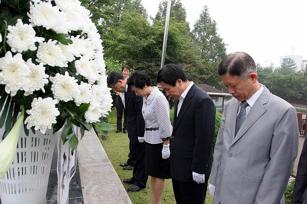 8.15 독립유공자 동상 참배 이미지