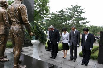 8.15 독립유공자 동상 참배 이미지