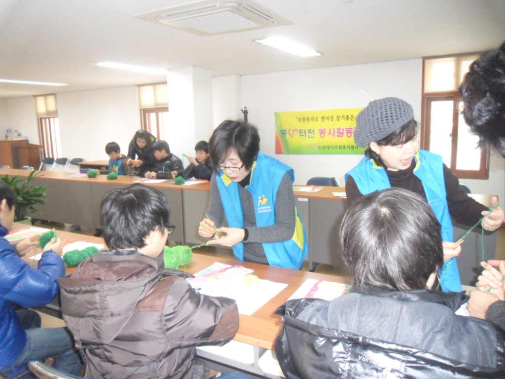 중·고생 자원봉사 실시 및 이웃돕기 물품 전달 이미지