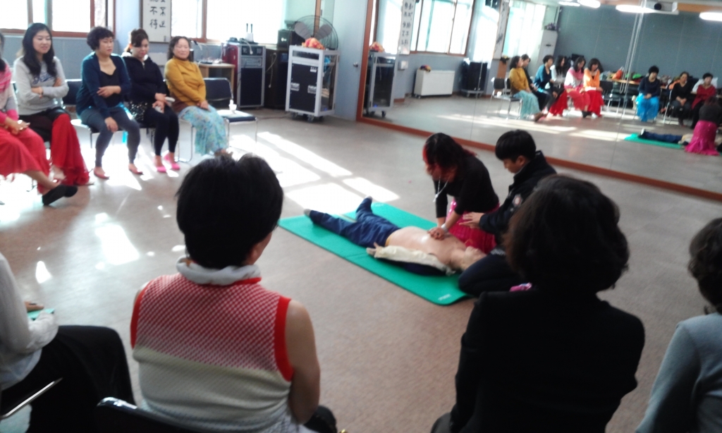 부흥동 수강생 및 관내 주민 심폐소생술 실시 이미지