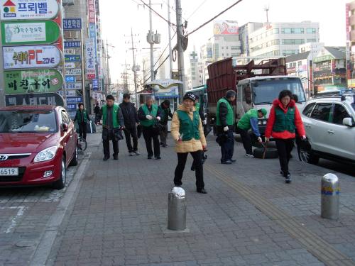 2009.3.2 07:00  호계1동 주요도로및 골목 새마을 청소(새마을지도자협의회, 새마을 부녀회)  이미지