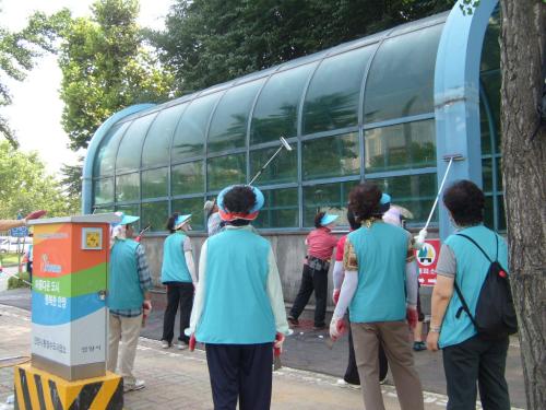 자유공원입구지하계단유리청소 이미지