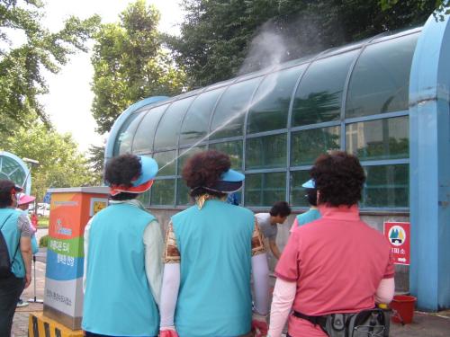 자유공원입구 지하계단 입구 물청소 이미지