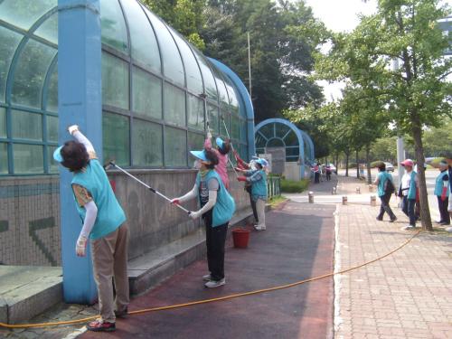 자유공원입구 지하계단물청소 이미지