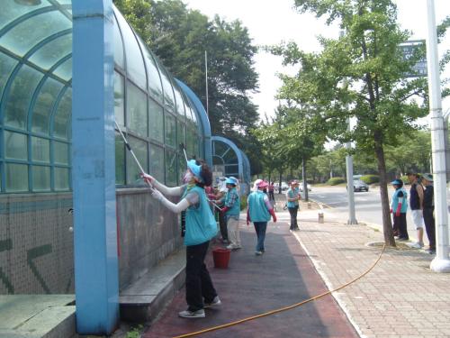 자유공원입구 지하계단유리청소 이미지