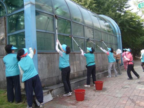 자유공원입구 지하계단 유리청소 이미지