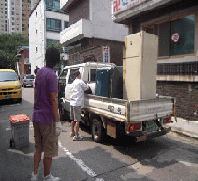 홀로사는 노인 이사 지원(동 화물차에 이삿짐 적재) 이미지