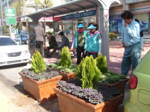 마을버스 정류장 꽃박스 설치 이미지
