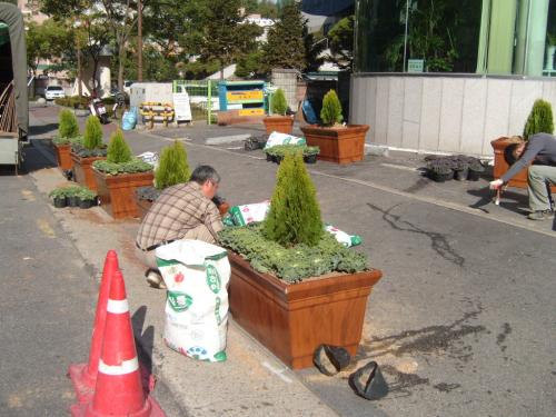 주민센터앞 꽃박스설치작업2 이미지