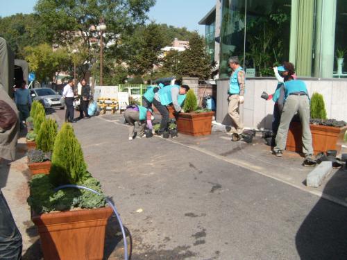 주민센터앞 꽃박스설치작업3 이미지