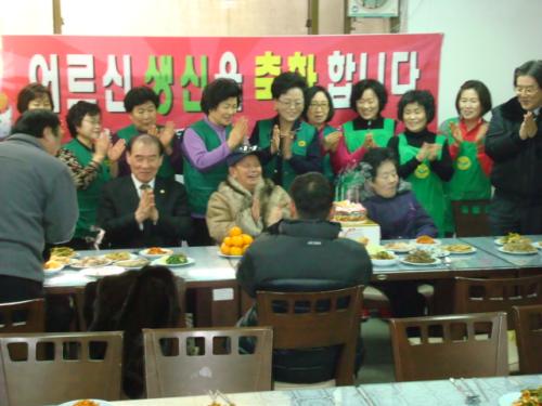 홀로사는 어르신 생신상 차림 이미지