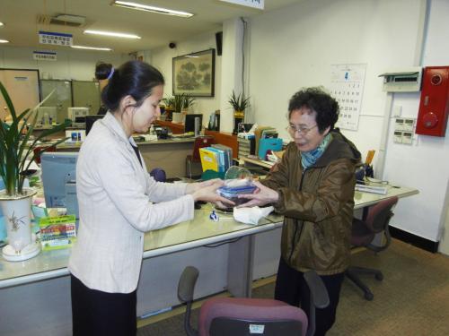 저소득 노인 밑반찬 배달서비스 이미지