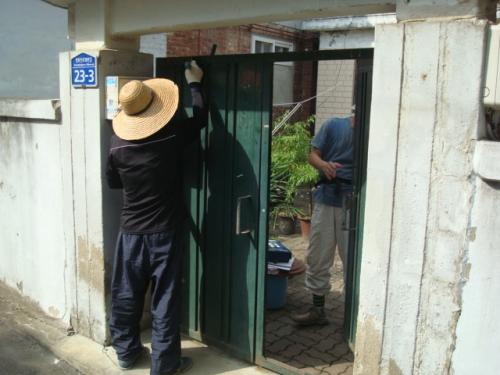 안양9동 노후 주택 대문 도색 이미지