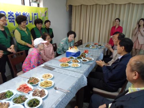 독거노인 생신상 차려주기 이미지