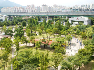교통 안내판을 익힐 수 있는 산책로